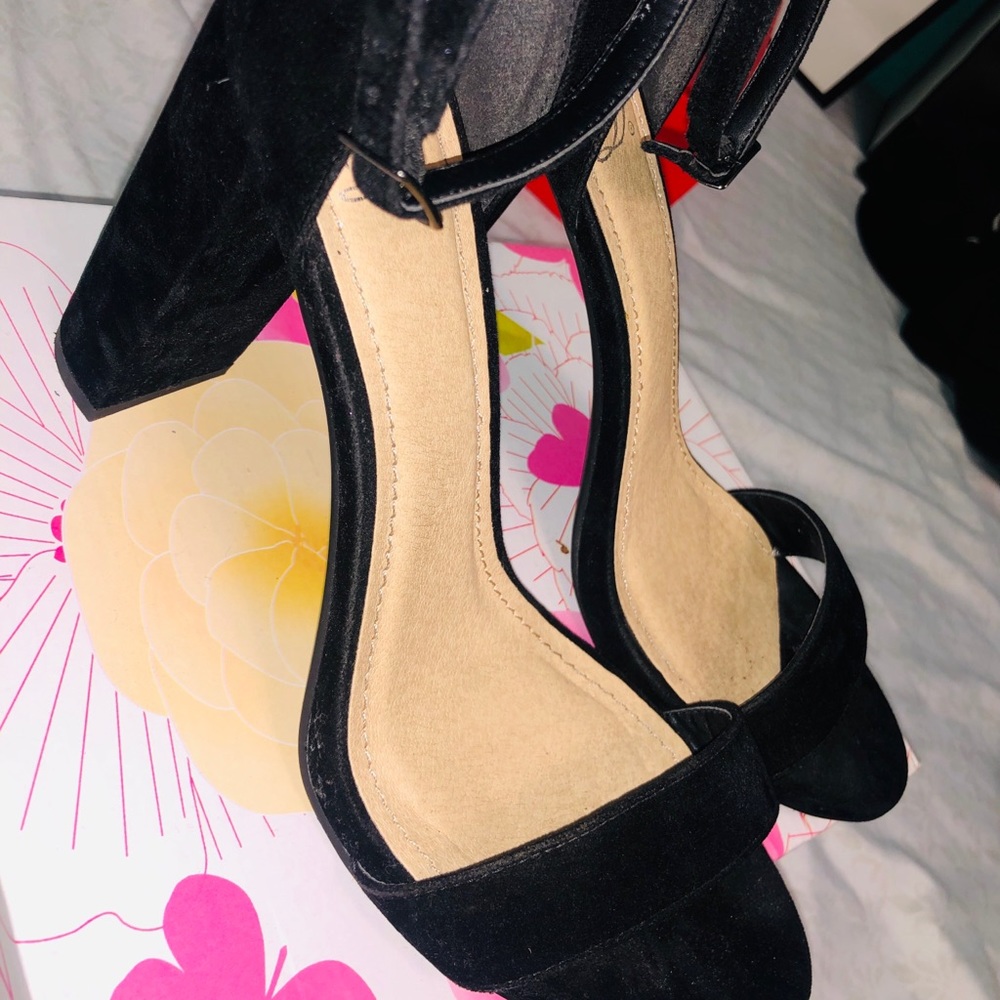 Black velvet heels ✨